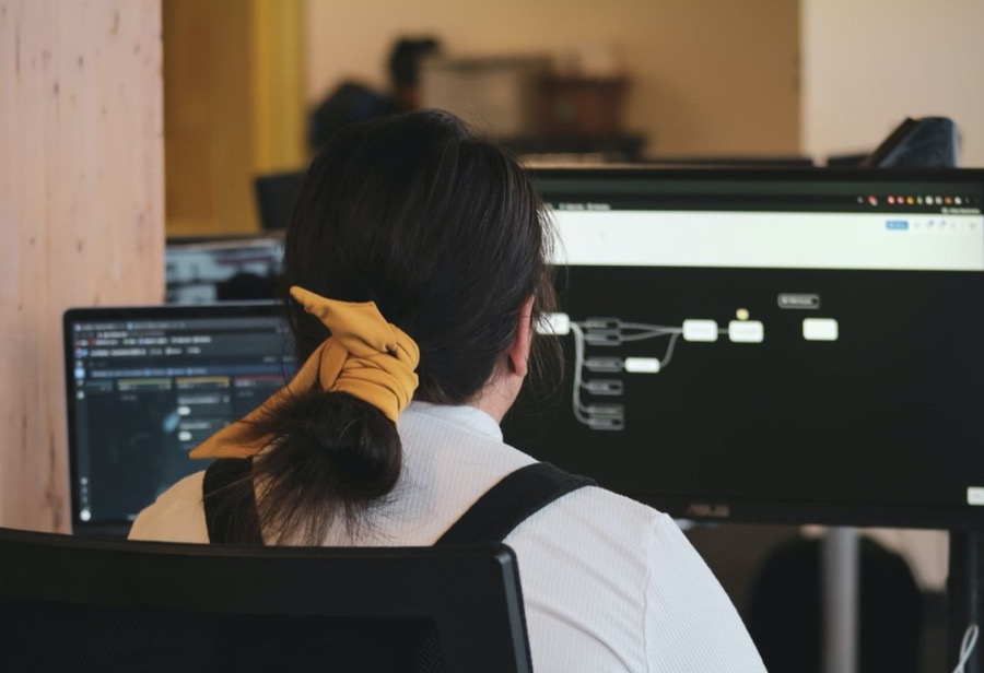 Person arbeitet am Bildschirm