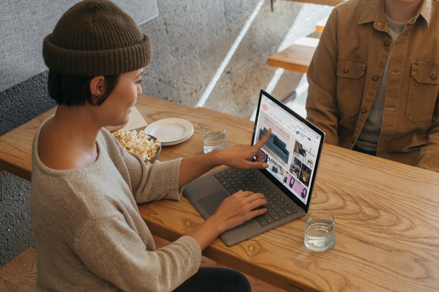 Person arbeitet am Laptop an einem Tisch